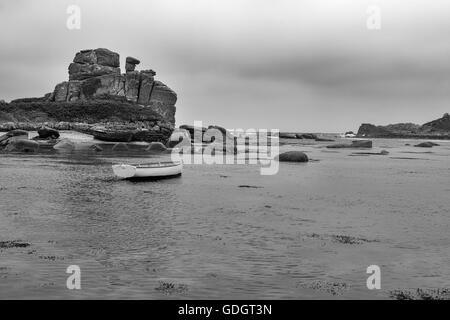 Porth Hellick, avec Dick's Carn (aka le chameau chargé), Saint Mary's, Îles Scilly, au Royaume-Uni. Version noir et blanc Banque D'Images