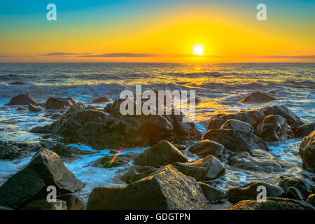 Lever du soleil sur l'océan des pierres à Bargara près de Bundaberg en Australie Queensland Banque D'Images