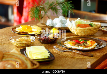 Arrangement magnifique de style de vie sain petit déjeuner végétarien sur table en bois. Banque D'Images