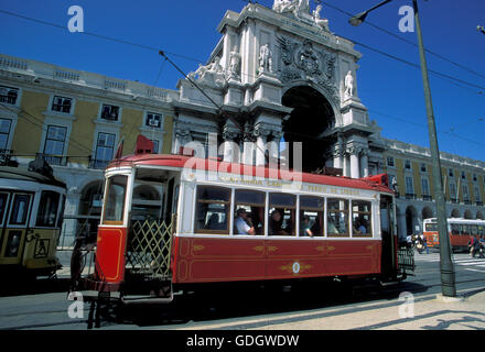 Tramway funiculaire traditionnel et de train dans le centre-ville de Lisbonne au Portugal en Europe. Banque D'Images