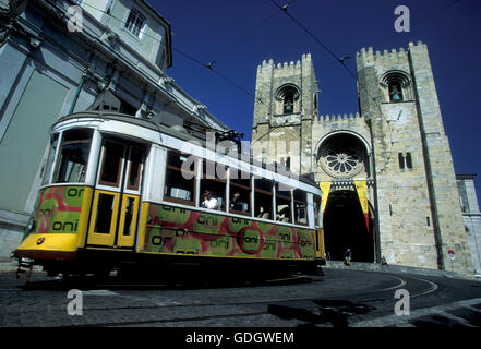 Tramway funiculaire traditionnel et de train dans le centre-ville de Lisbonne au Portugal en Europe. Banque D'Images
