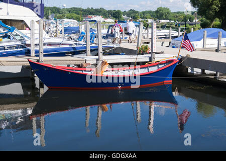 St Pierre Dory assis dans une glissade à la Whitehall marina publique au cours de l'année 2016 Spectacle de bateaux en bois. Banque D'Images