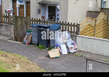 Les déchets ménagers collectés à l'extérieur d'une maison urbaine. En attente d'être repris par les hommes de bac. Banque D'Images