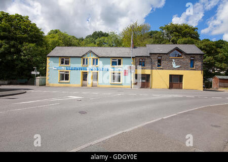 Le célèbre bleu et jaune Llandysul pagayeurs immeuble sur rivière Teifi dans Ceredigion. Banque D'Images