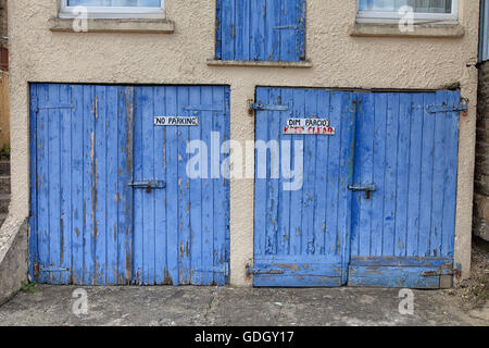 No Parking sign sur une vieille porte en bois bleu avec de la peinture Banque D'Images