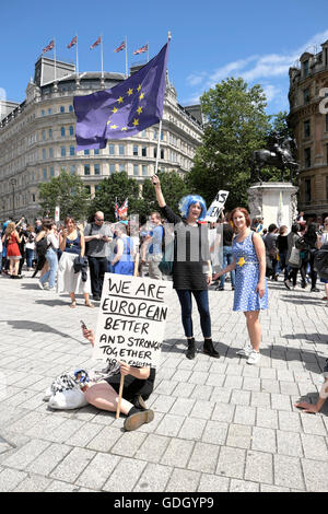 'Marche pour l'Europe" les électeurs restent à Trafalgar Square avec « plus élevés ensemble' sign in London UK 2 juillet 2016 KATHY DEWITT Banque D'Images
