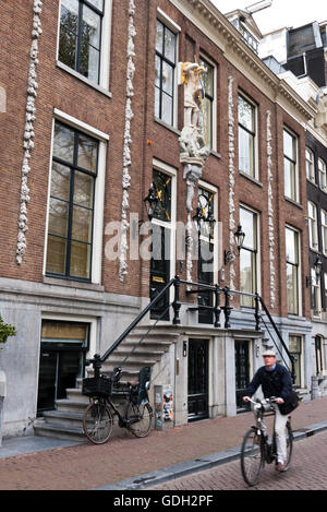 St George la lutte contre un dragon décoration sur la façade d'un bâtiment maison à Amsterdam, Hollande, Pays-Bas. Banque D'Images