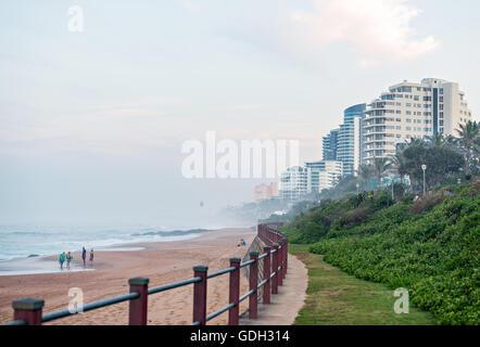 DURBAN, AFRIQUE DU SUD - 24 MAI 2016 : les habitants et les touristes sur la plage et marcher le long de la promenade à Umhlanga Rocks at Sunse Banque D'Images