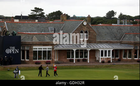 USA's Phil Mickelson et le Suédois Henrik Stenson se serrer la main après leur tour au cours de la troisième journée de l'Open Championship 2016 au Royal Troon Golf Club, South Ayrshire. Banque D'Images