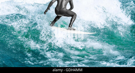 Close up surfer rides haute vitesse sur l'océan bleu turquoise grande vague avec les projections d'eau Banque D'Images