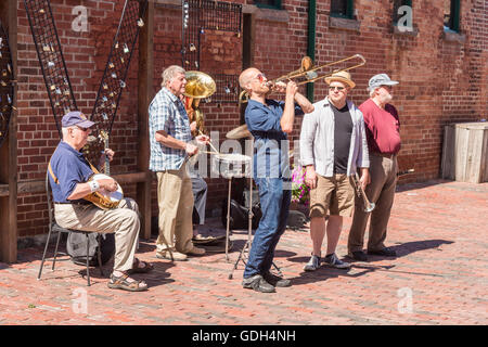 Toronto, Canada - 1 juillet 2016 : groupe jouant de la musique dans la rue, dans le quartier de la distillerie. Banque D'Images