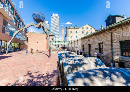 TORONTO, CANADA - 1 juillet 2016 : "il" sculpture par Michael Christian sur moulin Lane, dans le quartier de la Distillerie Gooderham (ancien Banque D'Images