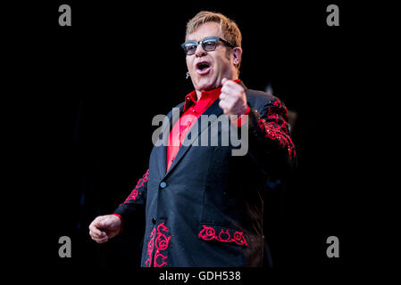 Barolo, Italie. 15 juillet, 2016. Elton John en live au Festival 2016 Collisioni à Barolo pour son "Merveilleux soirée de folie ?" concert. © Alessandro Bosio/Pacific Press/Alamy Live News Banque D'Images