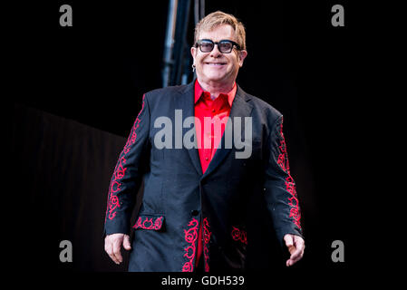 Barolo, Italie. 15 juillet, 2016. Elton John en live au Festival 2016 Collisioni à Barolo pour son "Merveilleux soirée de folie ?" concert. © Alessandro Bosio/Pacific Press/Alamy Live News Banque D'Images