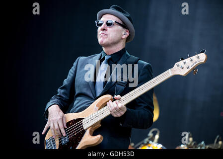 Barolo, Italie. 15 juillet, 2016. Elton John en live au Festival 2016 Collisioni à Barolo pour son "Merveilleux soirée de folie ?" concert. © Alessandro Bosio/Pacific Press/Alamy Live News Banque D'Images