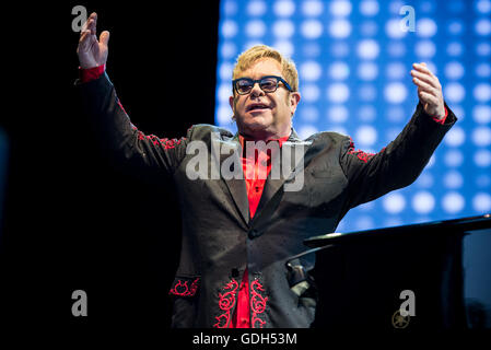 Barolo, Italie. 15 juillet, 2016. Elton John en live au Festival 2016 Collisioni à Barolo pour son "Merveilleux soirée de folie ?" concert. © Alessandro Bosio/Pacific Press/Alamy Live News Banque D'Images