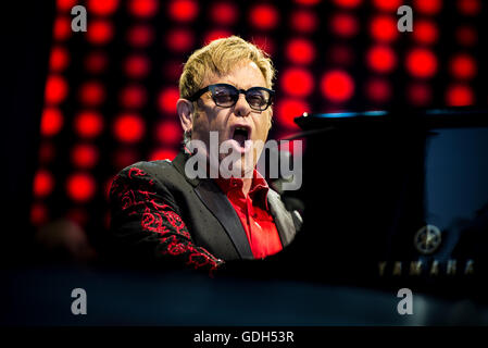 Barolo, Italie. 15 juillet, 2016. Elton John en live au Festival 2016 Collisioni à Barolo pour son "Merveilleux soirée de folie ?" concert. © Alessandro Bosio/Pacific Press/Alamy Live News Banque D'Images