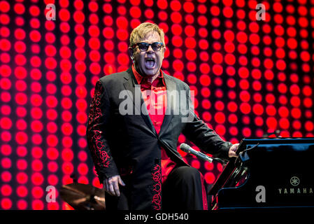 Barolo, Italie. 15 juillet, 2016. Elton John en live au Festival 2016 Collisioni à Barolo pour son "Merveilleux soirée de folie ?" concert. © Alessandro Bosio/Pacific Press/Alamy Live News Banque D'Images