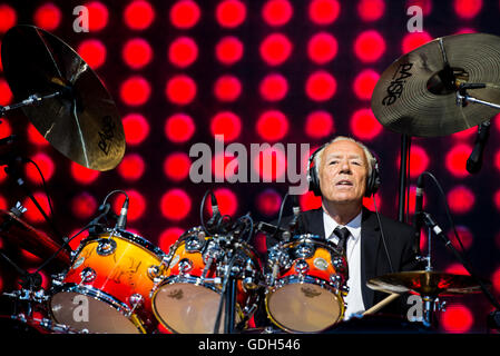 Barolo, Italie. 15 juillet, 2016. Elton John en live au Festival 2016 Collisioni à Barolo pour son "Merveilleux soirée de folie ?" concert. © Alessandro Bosio/Pacific Press/Alamy Live News Banque D'Images