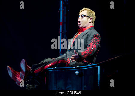 Barolo, Italie. 15 juillet, 2016. Elton John en live au Festival 2016 Collisioni à Barolo pour son "Merveilleux soirée de folie ?" concert. © Alessandro Bosio/Pacific Press/Alamy Live News Banque D'Images