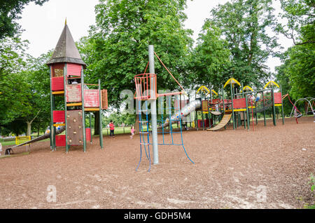 La recherche à travers l'aire de jeux pour enfants dans la région de Prospect Park, lecture. Banque D'Images