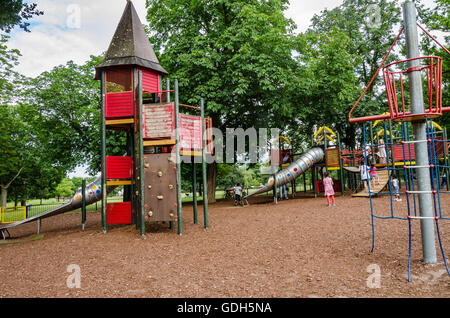 La recherche à travers l'aire de jeux pour enfants dans la région de Prospect Park, lecture. Banque D'Images