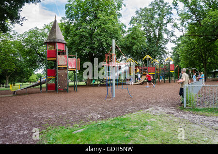 La recherche à travers l'aire de jeux pour enfants dans la région de Prospect Park, lecture. Banque D'Images