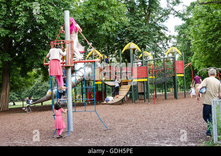 Les enfants jouent sur une escalade dans une aire de jeux pour enfants dans le parc Prospect. Banque D'Images