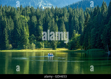 Avec Spitzingsee bateau électrique, Schliersee, Mangfall, Préalpes bavaroises, Upper Bavaria, Bavaria, Germany Banque D'Images