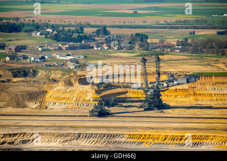 Vue aérienne de charbon, en face de l'excavatrice détruit Borschemich district, coal mine Garzweiler, Erkelenz, Niederrhein Banque D'Images