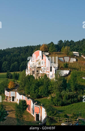 Toit d'herbe de Steinhaus, maison en pierre de la rogner Bad Blumau complexe de l'hôtel, conçu par l'architecte Friedensreich Hundertwasser Banque D'Images