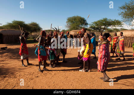 La tribu Samburu la danse traditionnelle, Loisaba Wilderness Conservancy, Laikipia, Kenya, Africa Banque D'Images