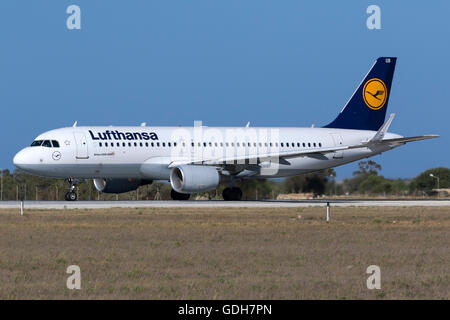 Lufthansa Airbus A320-214 [D-AIUB] la queue pour décoller de la piste 31. Banque D'Images