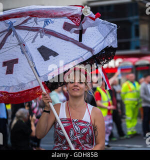Musique & Danse 2016 Brazilica capturés durant la parade dans les rues de Liverpool. Banque D'Images