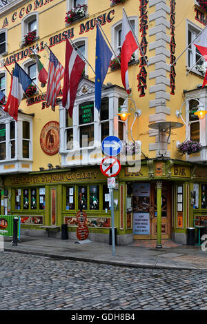 Le pub irlandais traditionnel 'Half-penny Bridge' dans le quartier de Temple Bar de Dublin, en République d'Irlande. Banque D'Images