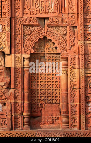 Des détails sculptés dans le grès rouge au complexe Qûtb Minâr, Delhi, Inde Banque D'Images