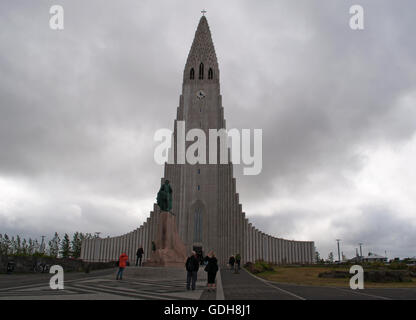 Reykjavik, Islande : vue de l'église Hallgrimskirkja, Luteran de Hallgrimur est le symbole de Reykjavik Banque D'Images