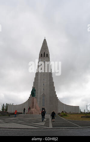 Reykjavik, Islande : vue de l'église Hallgrimskirkja, Luteran de Hallgrimur est le symbole de Reykjavik Banque D'Images
