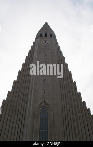 Reykjavik, Islande : vue de l'église Hallgrimskirkja, Luteran de Hallgrimur est le symbole de Reykjavik Banque D'Images
