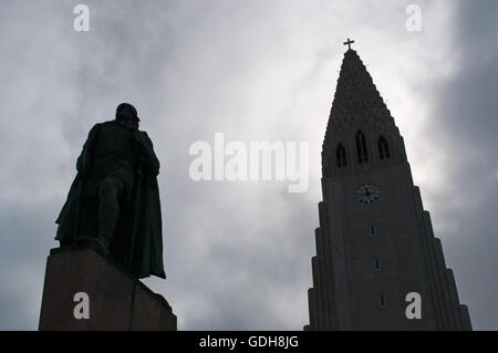Reykjavik, le nord de l'Europe : l'église Hallgrimskirkja, Luteran de Hallgrimur, et la statue de l'explorateur Leif Ericsson, deux symboles de la ville Banque D'Images