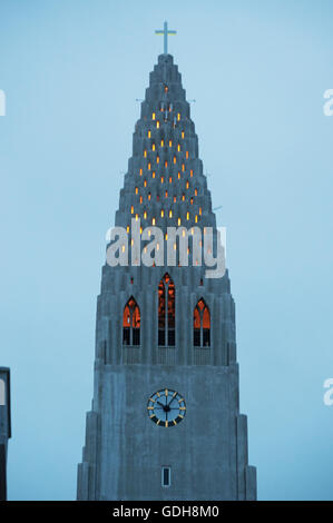 Reykjavik : vue de l'église Hallgrimskirkja, Luteran de Hallgrimur est le symbole de Reykjavik Banque D'Images