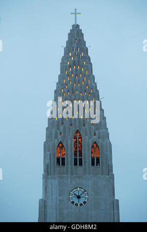 Reykjavik : vue de l'église Hallgrimskirkja, Luteran de Hallgrimur est le symbole de Reykjavik Banque D'Images