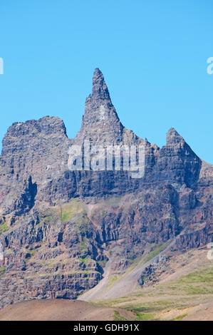 Islande : vue de paysage islandais avec des montagnes et des nuages. Le paysage de l'Islande est considéré comme unique dans le monde entier Banque D'Images