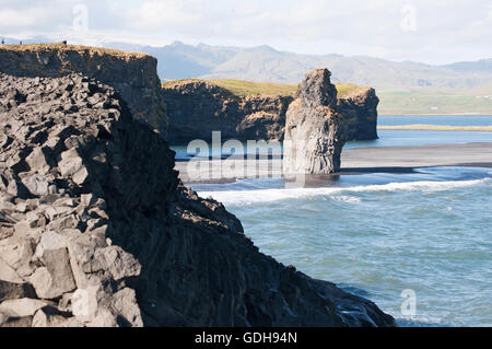 Islande : vue panoramique sur la plage de Reynisfjara qui jouit la plage noire du promontoire de Dyrholaey, près de Vik i Myrdal Banque D'Images