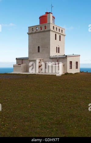 Islande : le phare Dyrholaey, Dyrholaeyjarviti en islandais, a été construit en 1927 près du village de Vik i Myrdal Banque D'Images