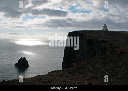 Islande : le phare Dyrholaey, Dyrholaeyjarviti en islandais, a été construit en 1927 près du village de Vik i Myrdal Banque D'Images