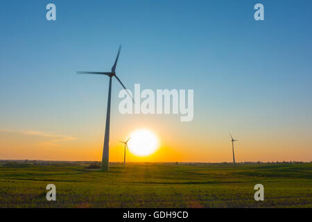 Éoliennes au coucher du soleil Banque D'Images