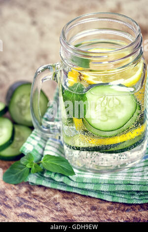 Detox eau infusée avec le concombre et citron sur fond de bois Banque D'Images