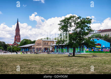 Berlin, Kreuzberg. Ancienne gare ferroviaire de Gorlitzer maintenant utilisé comme bar, mini-golf et de divertissement Banque D'Images