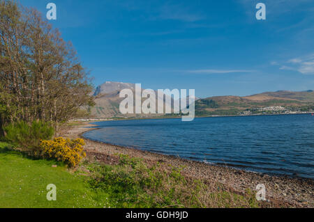 Vue sur le Loch Linnhe de Corpach pour le Ben Nevis Highland Ecosse Banque D'Images